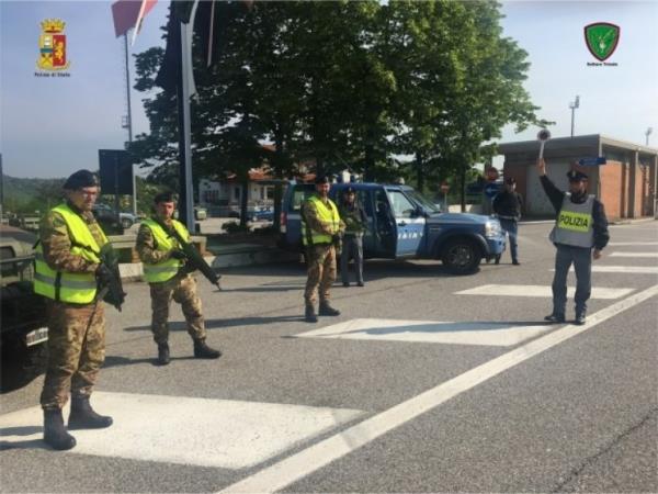 载有移民的面包车逃离警察，撞向边境护栏