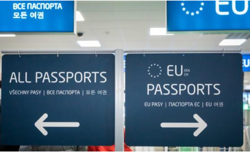 由于护照管制，英国人在西班牙特内里费岛南机场面临排长队