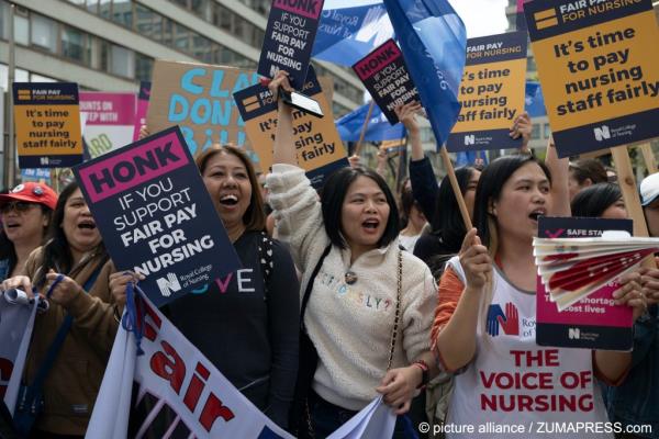From file: Migrant nurses have been part of the demo<em></em>nstrations and strikes taking place in the UK this year for fairer pay for all health and social care workers who work long hours and are often low-paid compared to their level of skill and experience | Photo: Heather Ng / picture alliance / Zuma press