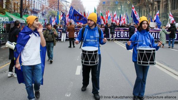 Many young people in Georgia fear their country offers few perspectives and worry a<em></em>bout Russia invading. Joining the EU is popular among many of the younger population | Photo. Inna Kukudzhanova/TASS (Russian State picture agency) /dpa/picture alliance