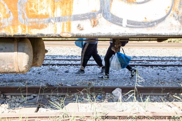 From file: Many migrants in Greece end up being undocu<em></em>mented and then often work in the 'gray' eco<em></em>nomy wher<em></em>e they are more easily exploited. The new law should help bring in more revenue and give workers more rights | Photo: Nicolas Economou/NurPhoto / picture alliance