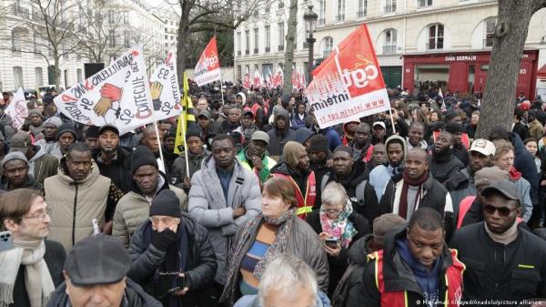 People protesting the new immigration law outside the Natio<em></em>nal Assembly in Paris on December 11. | Photo: Mohamad Alsayed/Anadolu/picture alliance