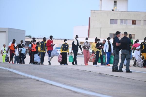 圣诞节后抵达兰佩杜萨岛的移民中一人死亡，一人受伤