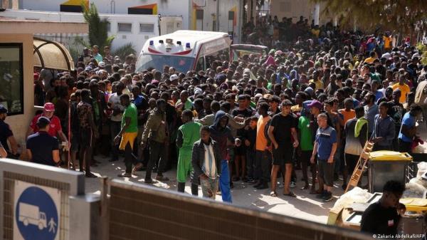 The Italian island of Lampedusa saw a record spike in migrant arrivals this fall, prom<em></em>pting the EU to present an emergency plan to help manage the situation | Photo: Zakaria Abdelkafi/AFP