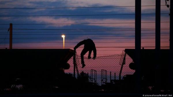 From file: In addition to crossing the waters of the English Channel, many migrants in northern France scale fences and try to hide in trucks heading to the UK through the Channel Tunnel | Photo: Y.Mok/picture-alliance/PA wire