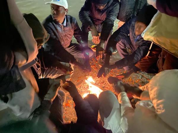Migrant men huddle around a small fire in Paris, Jan. 8, 2024 | Photo: InfoMigrants