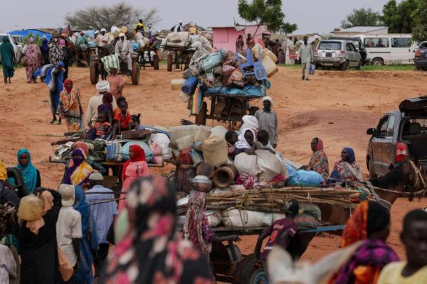 © Zohra Bensemra, Reuters | Chadian cart owners transport belo<em></em>ngings of Sudanese people who fled the co<em></em>nflict in Sudan's Darfur region, while crossing the border between Sudan and Chad in Adre, Chad, August 4, 2023.