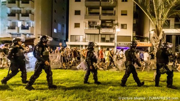 From file: Police followed anti-racism protesters in order to prevent possible riots, a day after the anti-migrant violence in Limassol, Cyprus | Photo: Kostas Pikoulas/ZUMA Press Wire