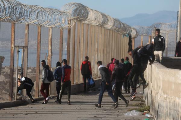 From file: Young migrants enter the Spanish enclave of Ceuta from Morocco, 19 May 2021 | Photo: Jalal Morchidi / EPA