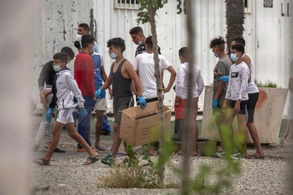 From file: Minors from Morocco at Piniers' shelter, after being moved by Spanish authorities, in Ceuta, a Spanish enclave in northern Africa | Photo: ARCHIVE/EPA/BRAIS LORENZO