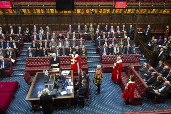 英国上议院投票推迟将移民驱逐到卢旺达的有争议计划