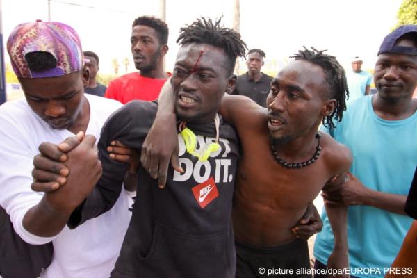 From file: Migrants injured while crossing from Morocco into the enclave of Melilla on Friday, June 24, 2022, make their way to a reception center (CETI) | Photo: picture alliance 