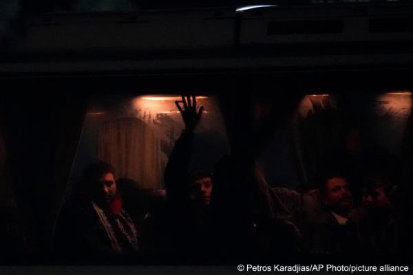 Syrian natio<em></em>nals who traveled on a boat from Lebanon were taken by bus from Ayia Napa to the Pournara migrant reception center in Kokkinotrimithia outside Nicosia | Photo: picture alliance / Petros Karadjias