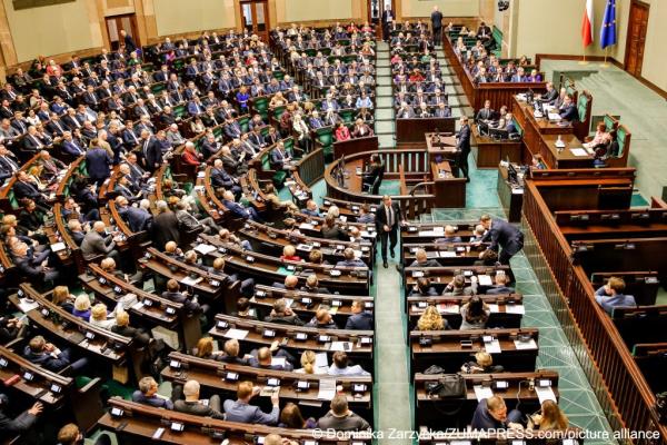 The new government has taken over in Poland 'amid chaos' created by legal disagreements with the previous government and protests. Both sides accuse the other of unco<em></em>nstitutional acts | Photo: Dominika Zarzycka / Zuma press / picture alliance