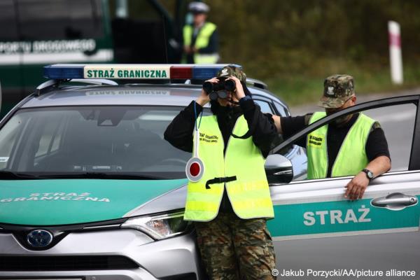 From file: Polish border guards observe the Slovakian border in October 2023 | Photo: Jakub Porzycki / Anadolu Agency / picture alliance