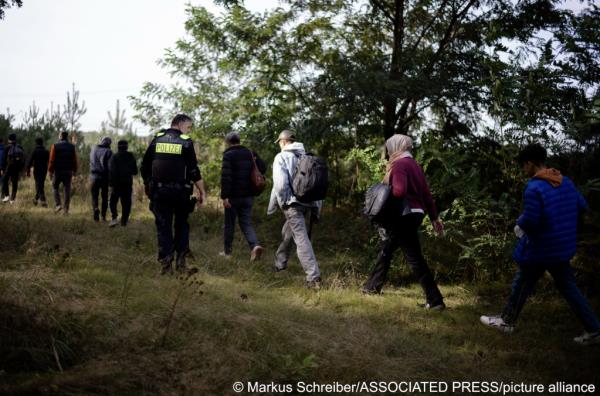 From file: Most of those who cross into Poland hope to reach Germany or other countries in Western Europe, like these seen after arriving in Germany in October 2023 | Photo: Markus Schreiber/Associated Press/picture alliance