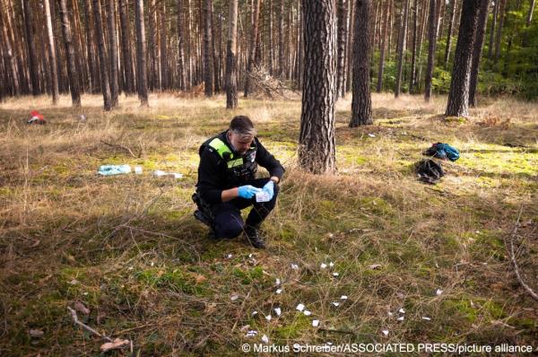 From file: A German police officer collects pieces of ripped docu<em></em>ments from migrants who crossed the border from Poland into Germany in October 2023 | Photo: Markus Schreiber / Associated Press / picture alliance