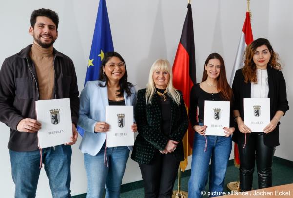 From file: Four of Germany's new citizens receive their certificates in autumn 2023 in Berlin | Photo: Jochen Eckel / picture alliance