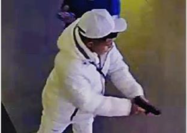 少年被控在时代广场枪杀游客，并向搜查警察开枪