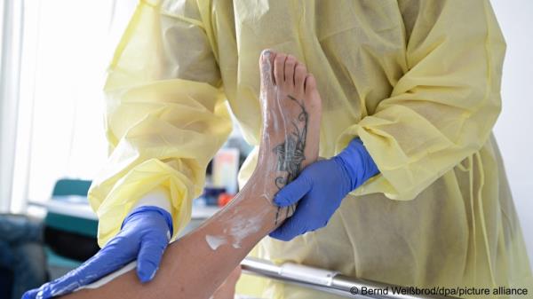 From file: An aging population and not enough people studying nursing is co<em></em>ntributing to the global shortage of nurses | Photo: Bernd Weißbrod/dpa/picture alliance