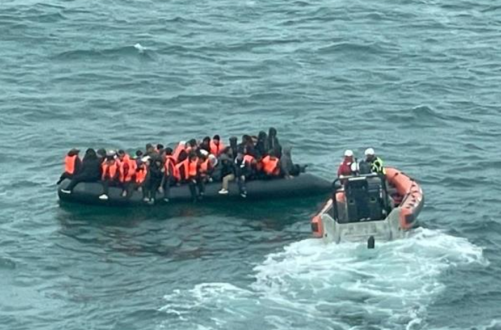 法国阻止140名移民穿越英吉利海峡