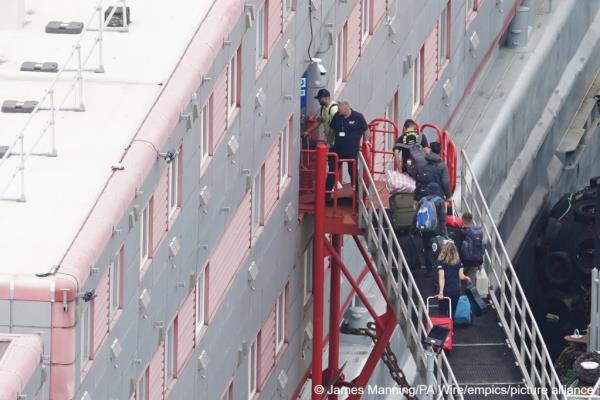 Asylum seekers board the Bibby Stockholm moored in Portland Harbor, UK | Photo: Ben Birchall / PA Wire / empics / picture-alliance