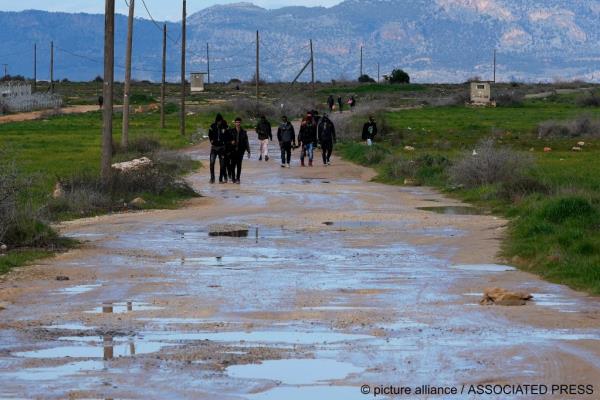 Asylum seekers near the Pournara reception center in Cyprus in February 2022. The number of arrivals decreased substantially in 2023 | Photo: Picture alliance