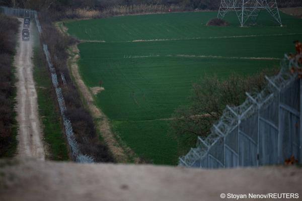 Bulgarian border police cars drive past a fence at the border between Bulgaria and Turkey | Photo: Stoyan Nenov / Reuters