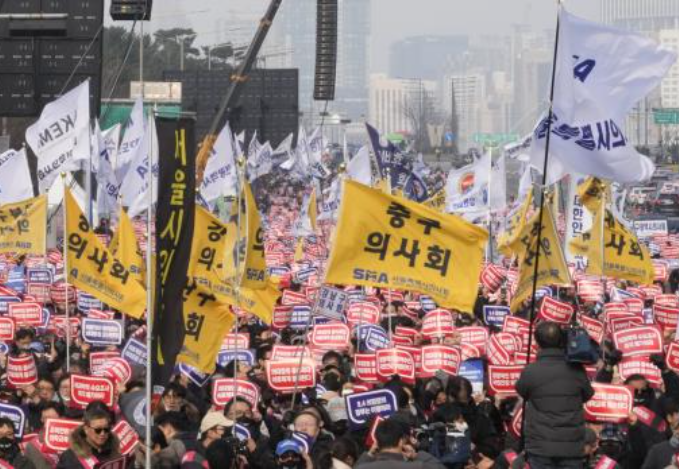 韩国医生举行大规模反政府集会，反对医学院招生计划