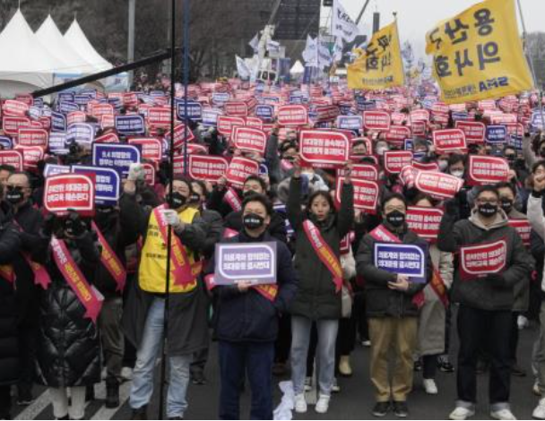 韩国采取措施暂停罢工医生的执照，因为他们拒绝结束罢工