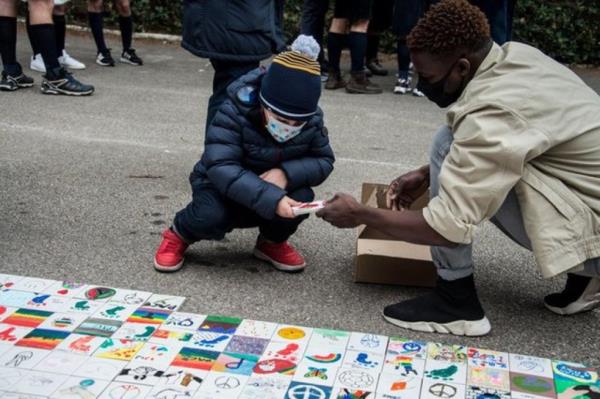 From file: Scouts hand over tiles symbolizing peace to asylum seekers in Taranto, Italy | Photo: ANSA