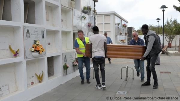 A funeral held for four migrants found dead as their boat arrived in El Hierro's La Restinga harbor earlier this week | Photo: Europa Press Canarias / dpa / picture alliance