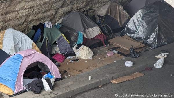 The Paris police evacuated several hundred young migrants from the banks of the river Seine on Wednesday (March 6) | Photo: Luc Auffret / Anadolu / picture alliance