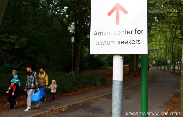 FILE PHOTO: Migrants leave the arrival center for asylum seekers at Berlin's Reinickendorf district, Germany, October 6, 2023 | Photo: Fabrizio Bensch / Reuters