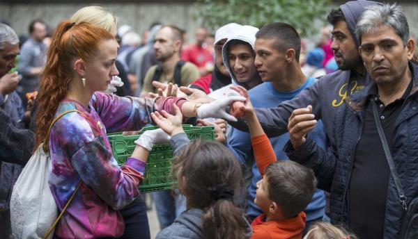 From file: In Berlin in 2015, volunteers helped to hand out food and help to newly arrived asylum seekers | Photo. Hannibal Hanschke / Reuters