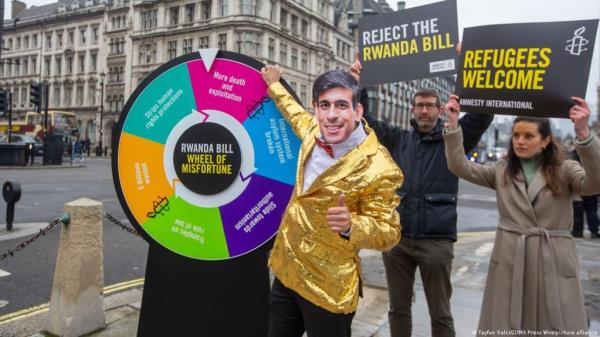 Critics like these protesters from Amnesty Internatio<em></em>nal have said the bill will have serious co<em></em>nsequences for human rights | Photo: Tayfun Salci/ZUMA Press Wire/picture alliance
