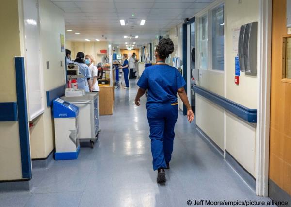 Many nurses are heading to the US, New Zealand, or Australia for better pay and co<em></em>nditions | Photo: picture alliance / Jeff Moore