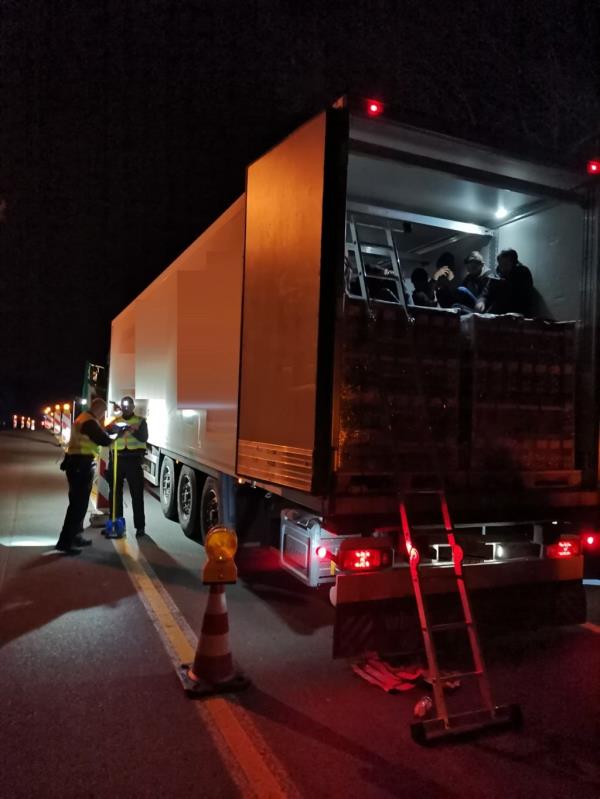 The migrants had to wait in this airtight refrigerated truck behind pallets of wine | Photo: Bundespolizeiinspektion Berggießhübel