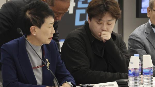 韩国总统会见医生罢工领导人，试图结束他们的罢工