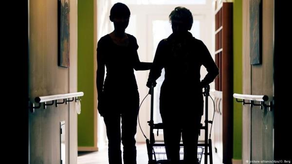 A carer and a patient in an elderly care center | Photo: Picture-alliance/dpa/O.Berg