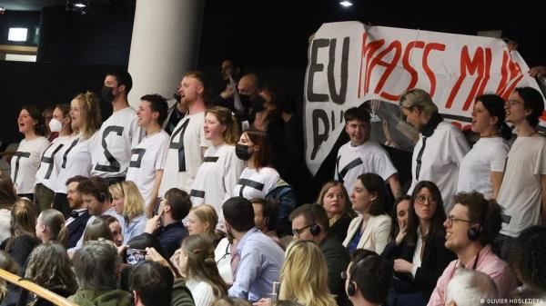 Protesters at the European Parliament on Wednesday criticized the new pact | Photo: OLIVIER HOSLET/EPA
