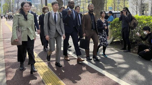 指控日本警方种族定性的诉讼开始作证