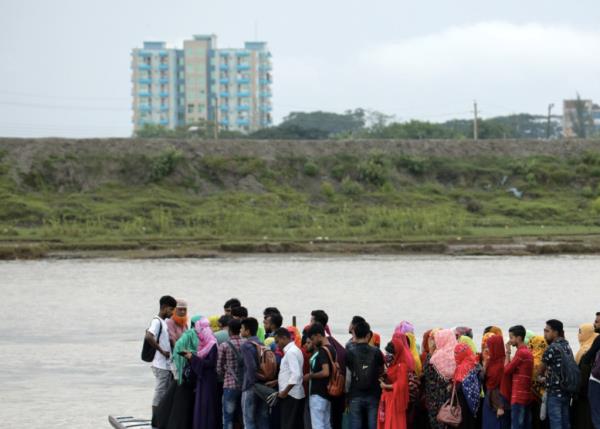 From file: A crowd of climate migrant workers in Mo<em></em>ngla city in Bagerhat, Bangladesh | Photo: ZakirHossainChowdhury/AnadoluAgenc