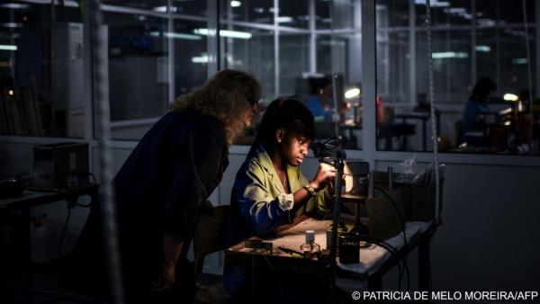 From file: A Nigerian woman working at a factory in central Portugal on 9 July 2019. Data indicates that migrant women are more likely to experience higher rates of unemployment | Photo: Patricia de Melo Moreira/AFP