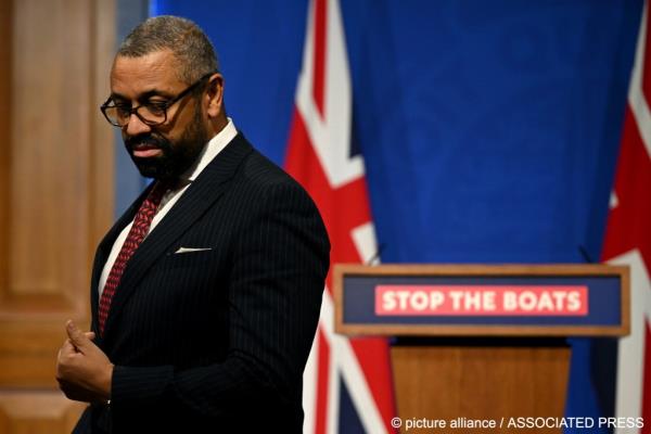 File photo: British Home Secretary James Cleverly says he is preparing to order the detention of people seeking asylum in the UK so they can be sent to Rwanda | Photo: picture alliance