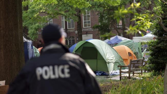 反战学生们在教师谴责大学领导层报警的同时继续抗议