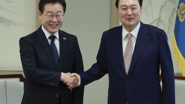 韩国总统朴槿惠所在的政党在选举中落败后,就合作问题与反对党进行了对话