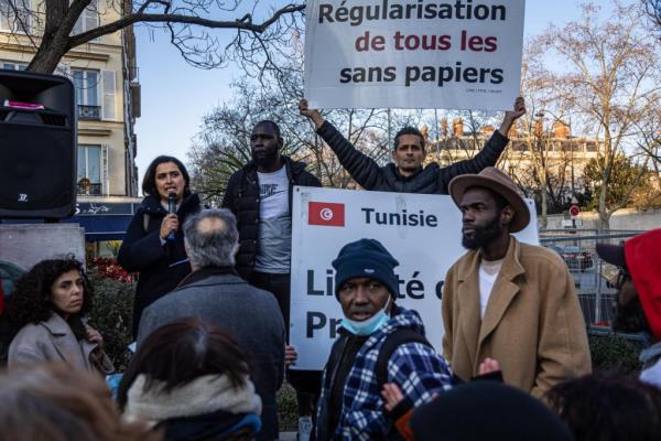 From file: African migrants and human rights groups gather near the Tunisian embassy to protest against Tunisian President Kaïs Saïed's comments against migrants | Photo: Christophe Petit Tesson / EPA