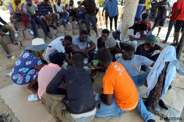 From file: African migrants eat as they gather in a public garden in Sfax, Tunisia in 2023, since last year they have been the subject of frequent clearances, arrests and expulsions at the hands of the Tunisian authorities | Photo: Jihed Abidellaoui/ Reuters