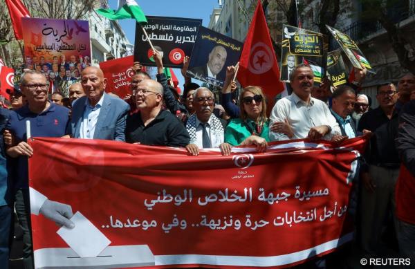 Imed Khemiri, a senior official in the Ennahda party and member of the Salvation Front (L) takes part in a protest, demanding the release of impriso<em></em>ned journalists, activists, opposition figures and setting a date for fair presidential elections in Tunis, Tunisia May 12, 2024 | Photo: Jihed Abidellaoui / Reuters